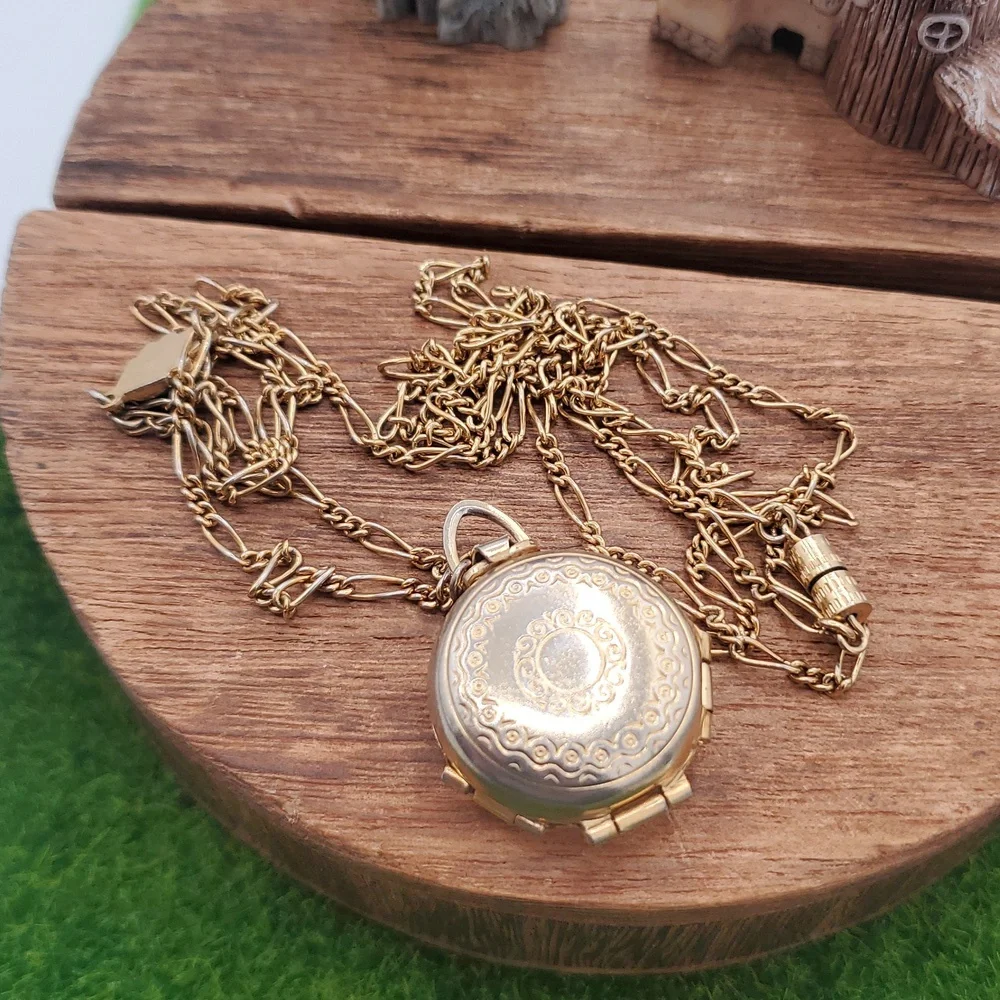 Coro Vintage 4 Framed Photo Locket Collectible Rare Necklace 42 Inch N3707 - Picture 2 of 3